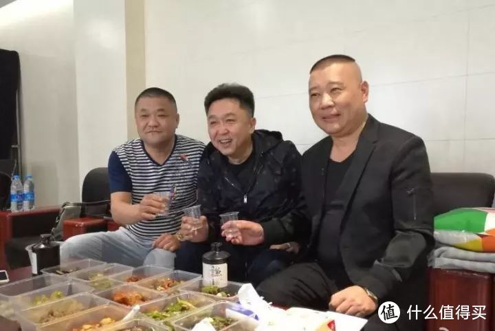 为什么中国人一上桌就要喝酒？