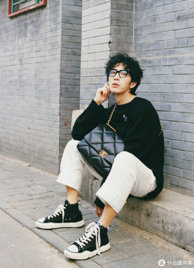 明星背啥包vol9男明星背香奈儿女包娘气还是依旧帅气