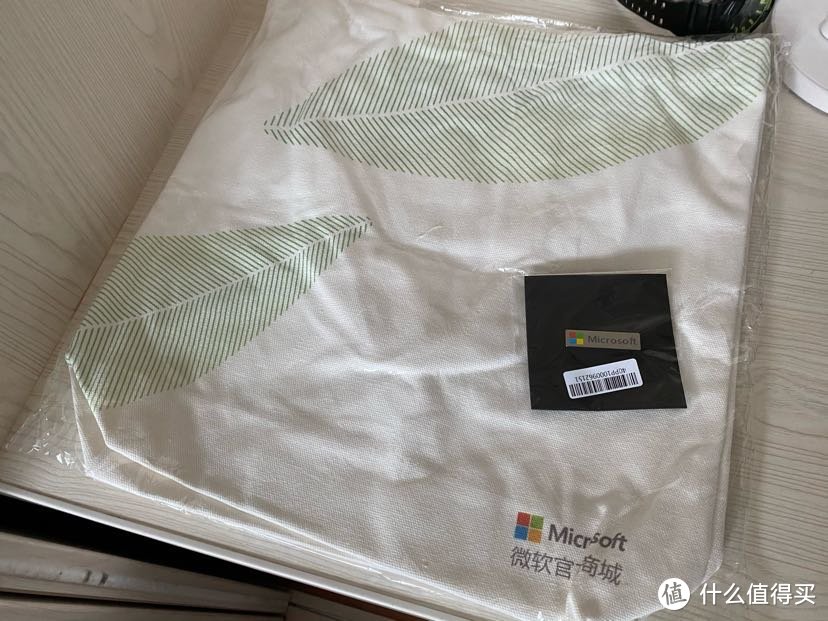 一个微软帆布袋，一枚微软胸章。