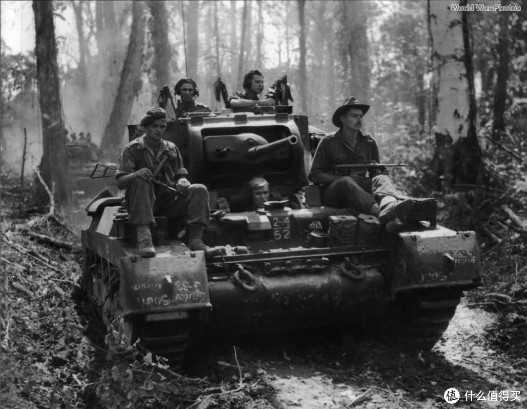 澳军第4装甲旅下辖的第2/4装甲团的玛蒂尔达2型，1945年，所罗门群岛布干维尔。车身正面同样有第4装甲旅部队标记。