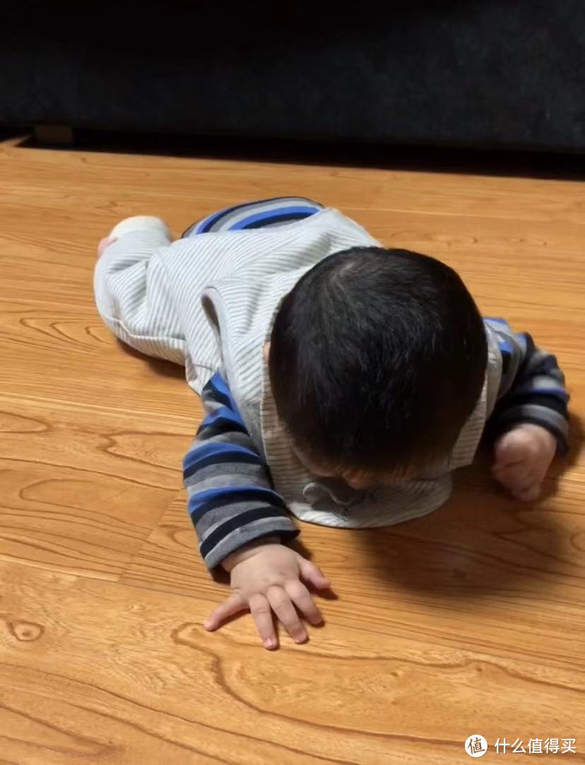 二宝在地板上爬着爬着 有一天突然发现自己会走了……
