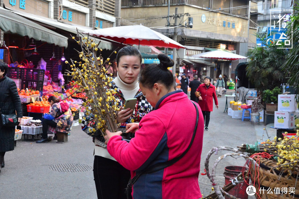 年轻人不愿逛菜市场？他们为何一边赞美市井温情，一边直奔超市