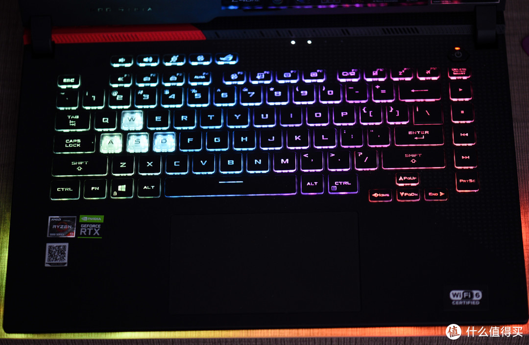 魔霸新锐的键盘采用了4区RGB设计，比起单键RGB的魔霸5在视觉效果上差一点，但是ROG的光效做的还是不错的，除了多彩或者单色的光效模式，还支持随音乐或者屏幕而改变的动态模式，甚至有随温度变色的智能模式，还是挺好玩的。没有小键盘，对于我个人来说挺麻烦的，经常输入数字的时候习惯性的把手移到右边，然后发现没有键盘，再在按键上方找数字，确实有点麻烦。