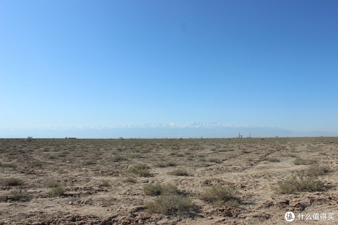 红旗农场附近拍到的荒漠，远处仍然能看到天山