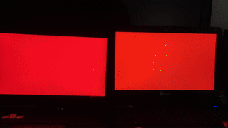 两块屏幕对比，几乎不相上下，左为ROG。