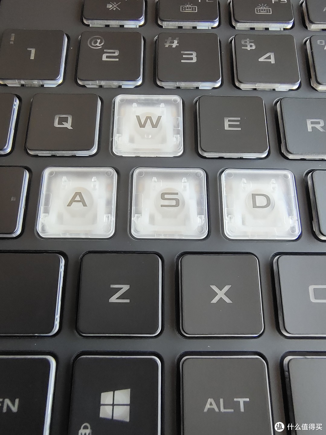 键盘质感不错，打字也舒服，不过WASD做得是透明处理，略显廉价
