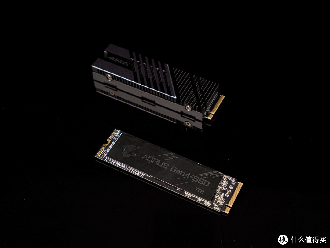 高端PCIE 4.0固态又增一员，技嘉7000S SSD钛雕上手测试