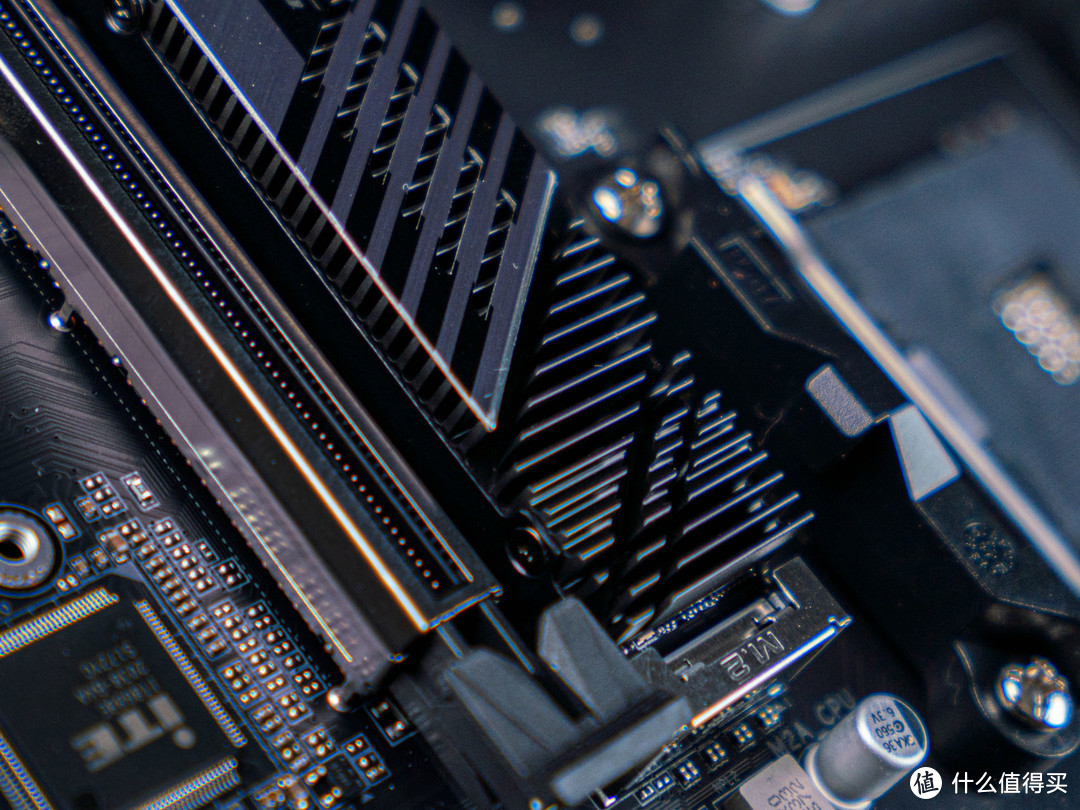 高端PCIE 4.0固态又增一员，技嘉7000S SSD钛雕上手测试