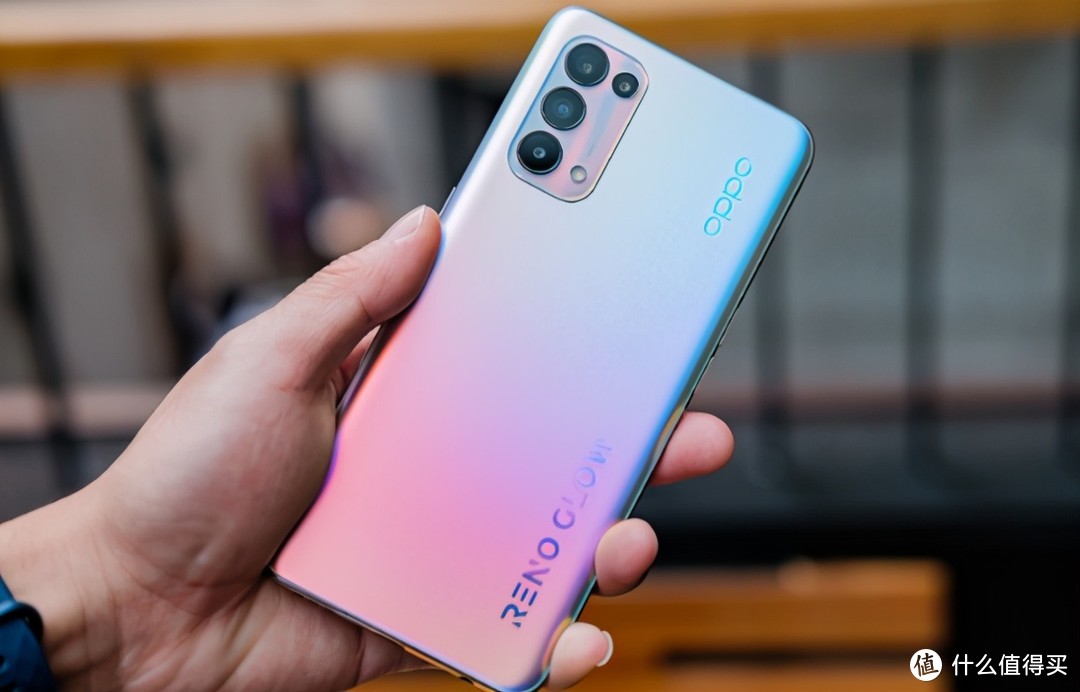 OPPOReno5配置不高，但有好看的后盖、自拍美颜，还轻巧