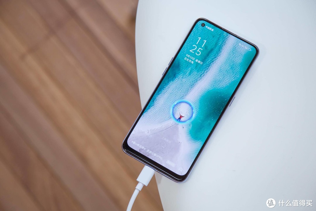 OPPOReno5配置不高，但有好看的后盖、自拍美颜，还轻巧