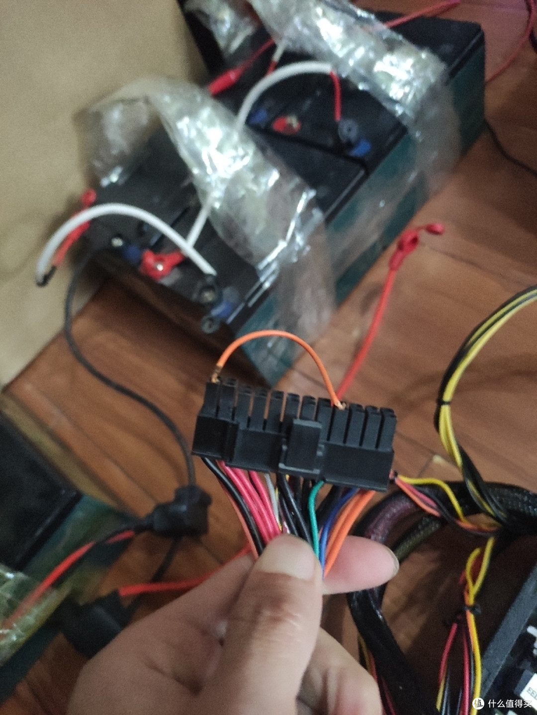 短接后电源就可以输出电压了,可以测量各个颜色的电压,看正不正常测到