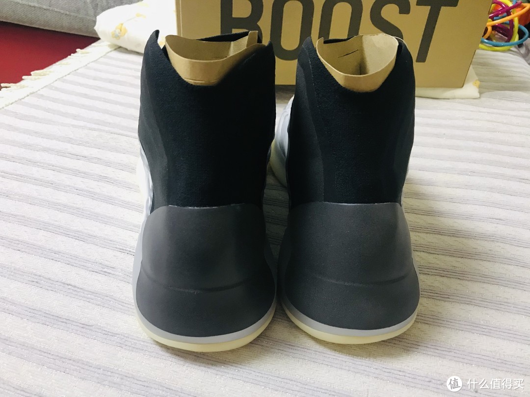 YEEZY篮球鞋开箱，穿这个打球投一个篮就得10块钱？