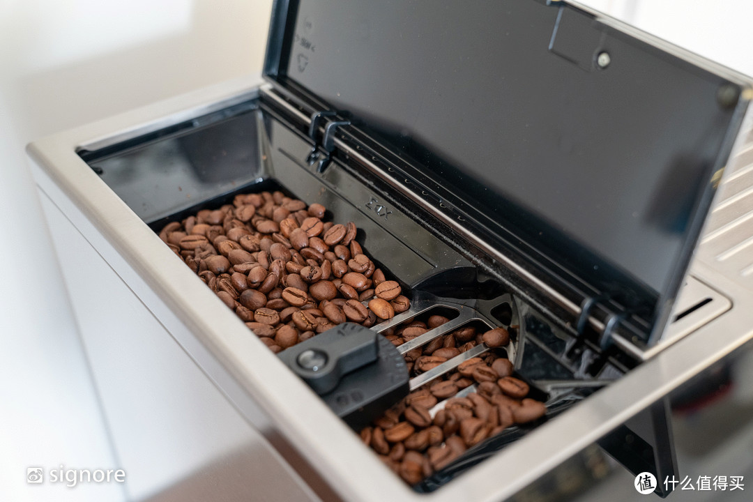 带咖啡豆研磨系统，可以按照个人喜好设定咖啡豆研磨程度