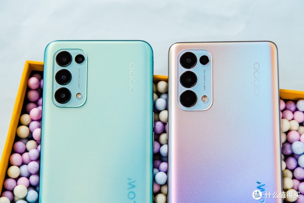 （▲左为OPPO Reno5 K 恋恋青风，右为OPPO Reno5 Pro星河入梦）