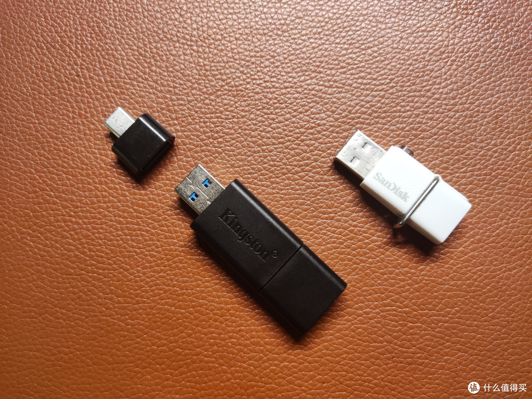 这个转接头真是救急了~两个u盘都可以连接手机.而且还可以连接鼠标.