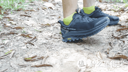 从灵敏反馈到舒适保护，各级类型越野跑鞋亲身推荐