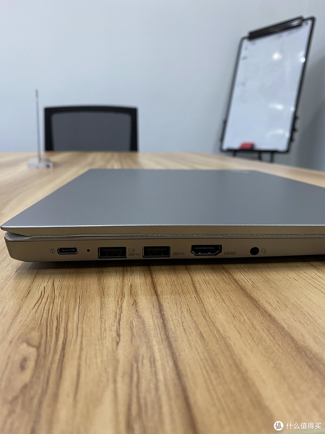 左起接口为：USB-C、USB*2、HDMI*1、3.5mm耳机孔*1