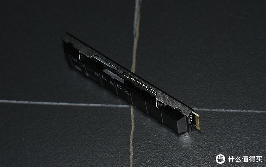 西部数据WD_BLACK SN850 1T NVMe SSD RGB版 让电脑随时随地起飞