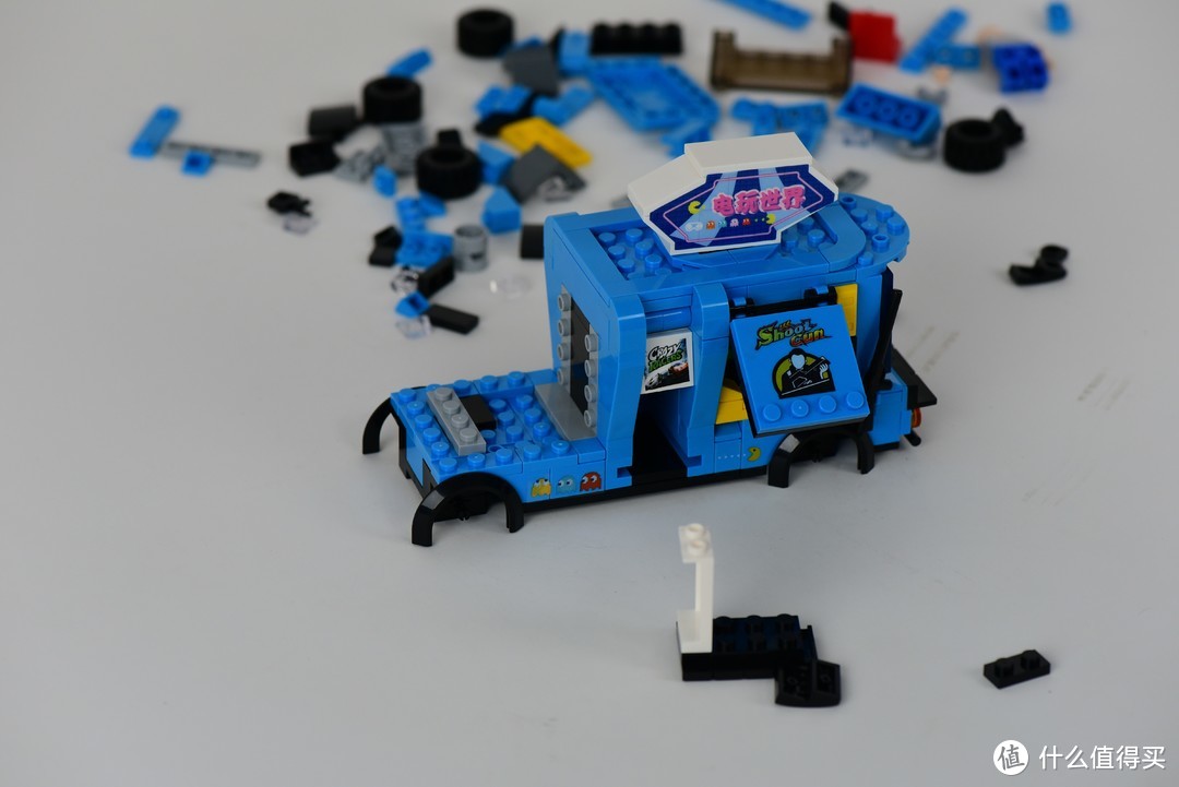 小时候玩过的小霸王的游戏 积木车上也可以看得见了 悦创积木摆摊神车