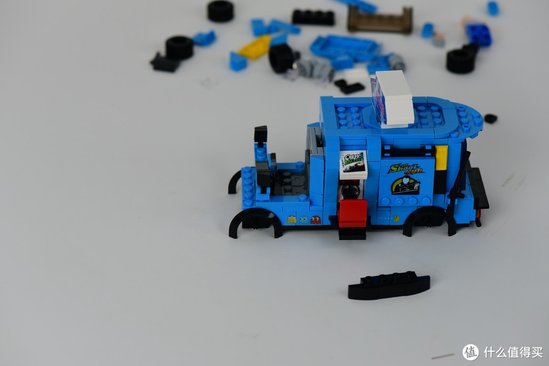 小时候玩过的小霸王的游戏 积木车上也可以看得见了 悦创积木摆摊神车