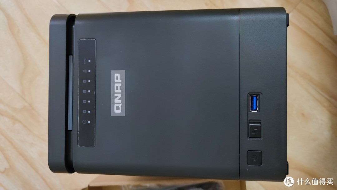 机器正面一排指示灯、开机键、一键复制、USB3