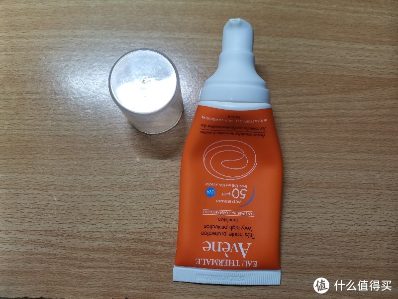 是一款物理➕化学的混合型防晒，防晒指数：SPF50+ UVA防护 防水防汗，易携带补防晒