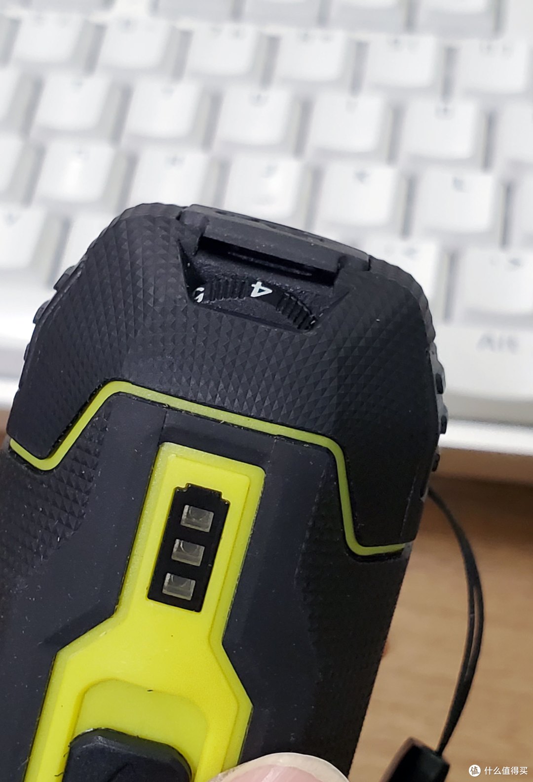 底部的充电口密封盖有设计问题，有点松，盖不紧，其实这个设计有点多此一举，虽然我知道目的是为遮挡灰尘，但塞不紧，还不如像博世一样，不要盖子。