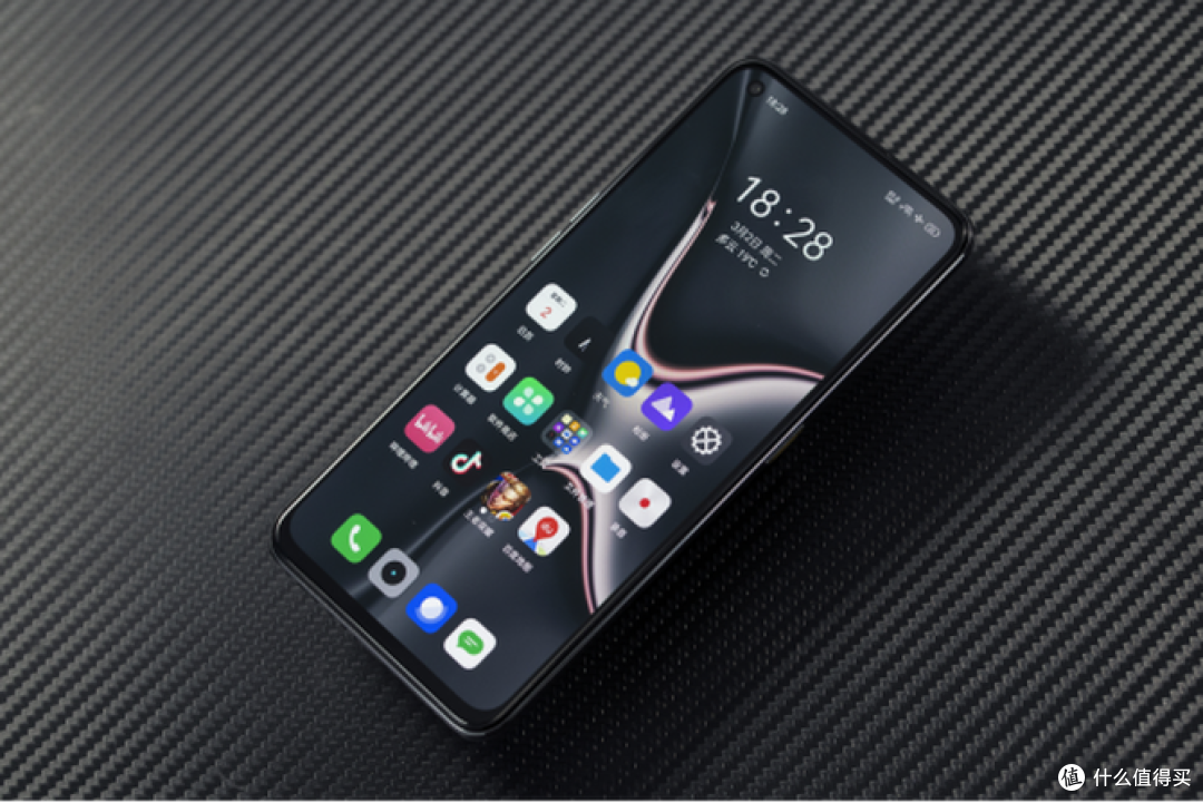 43英寸的三星super amoled,1600万像素的前置摄像头在左上角挖孔,屏幕