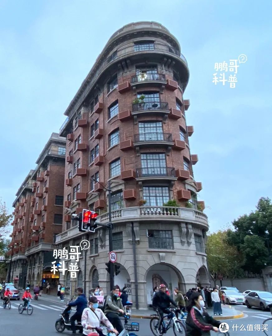 △  武康大楼；上海第一座外廊式公寓大楼