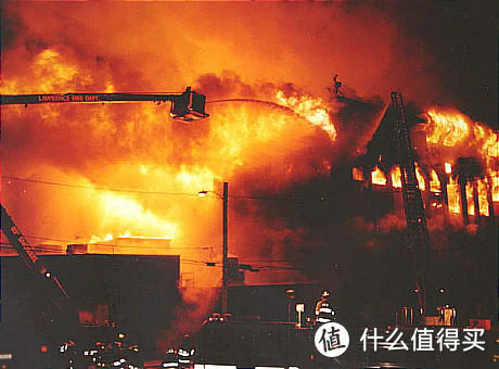 1995年的一场大火对Malden Mills公司造成了巨大的打击，6年后宣布破产