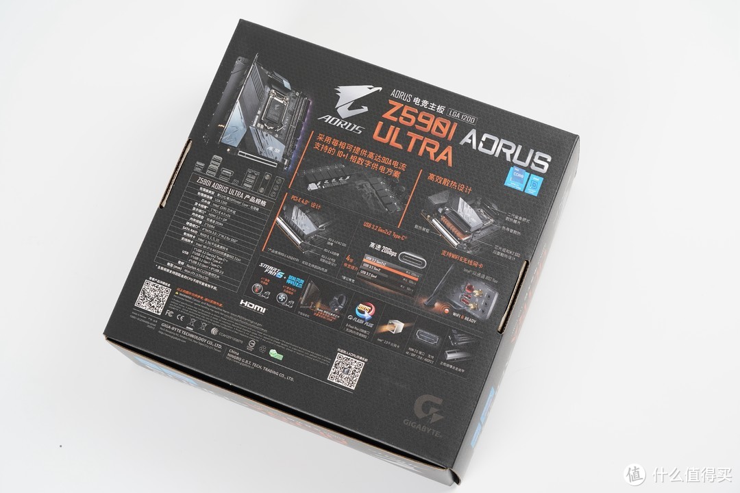 包装盒背部Z590I AORUS ULTRA主板的各种参数数据介绍。