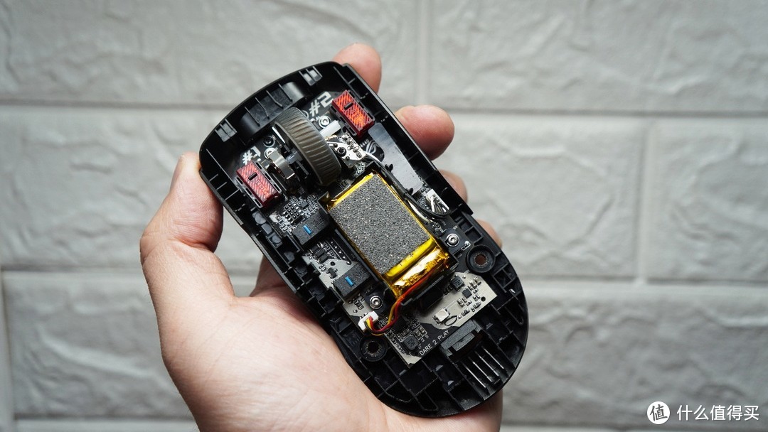 轻量化的三模电竞鼠标，可换微动的ROG月刃无线版蓝牙鼠标