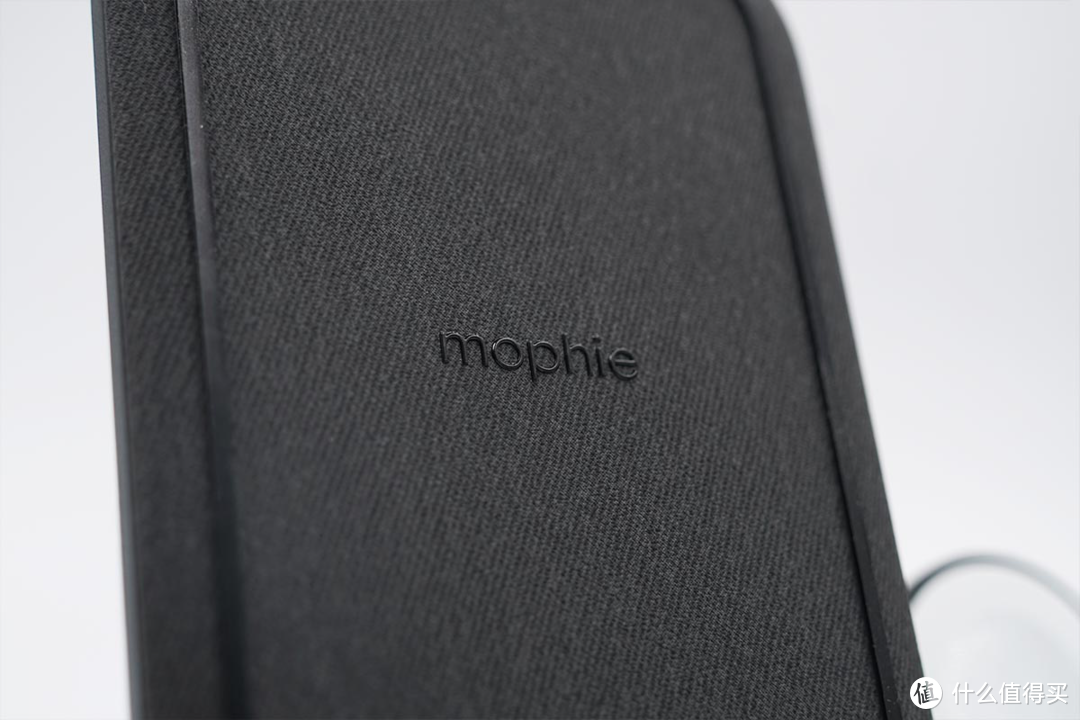 苹果三件套用户完美的充电解决方案，mophie三合一无线充电器上手体验