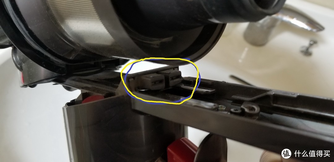 机器上面的电源连接头，注意别弄湿了。如果湿了尽量别开机免得出问题。我是直接拿纸巾擦了擦。