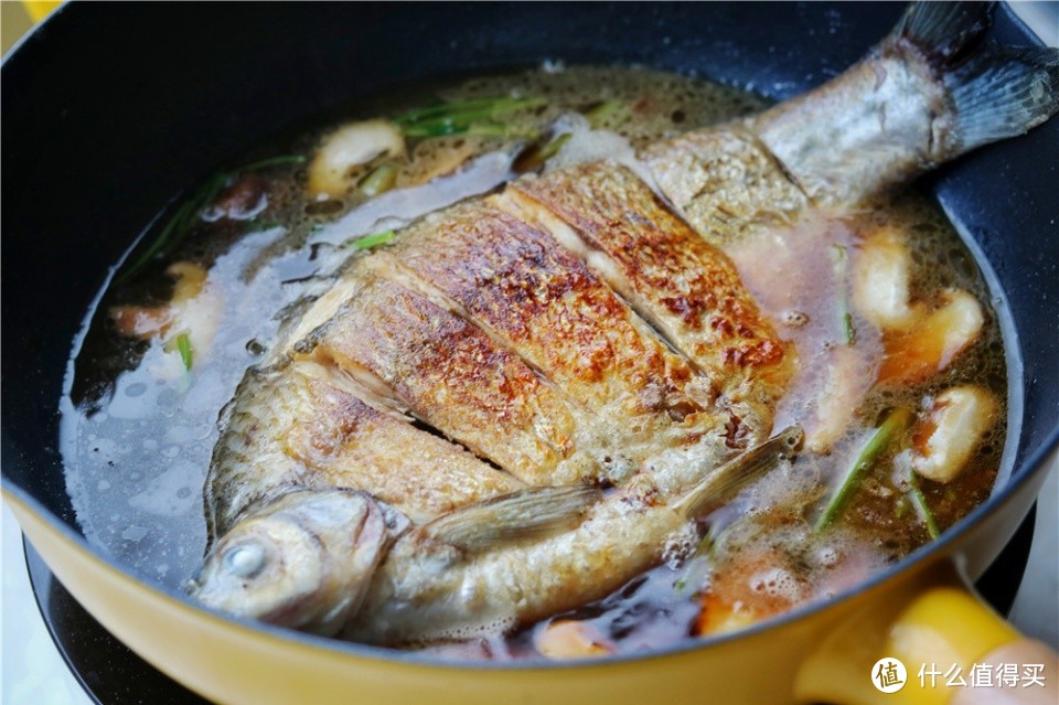 家庭版的红烧鱼，多加一种食材，香味浓郁，做法也简单