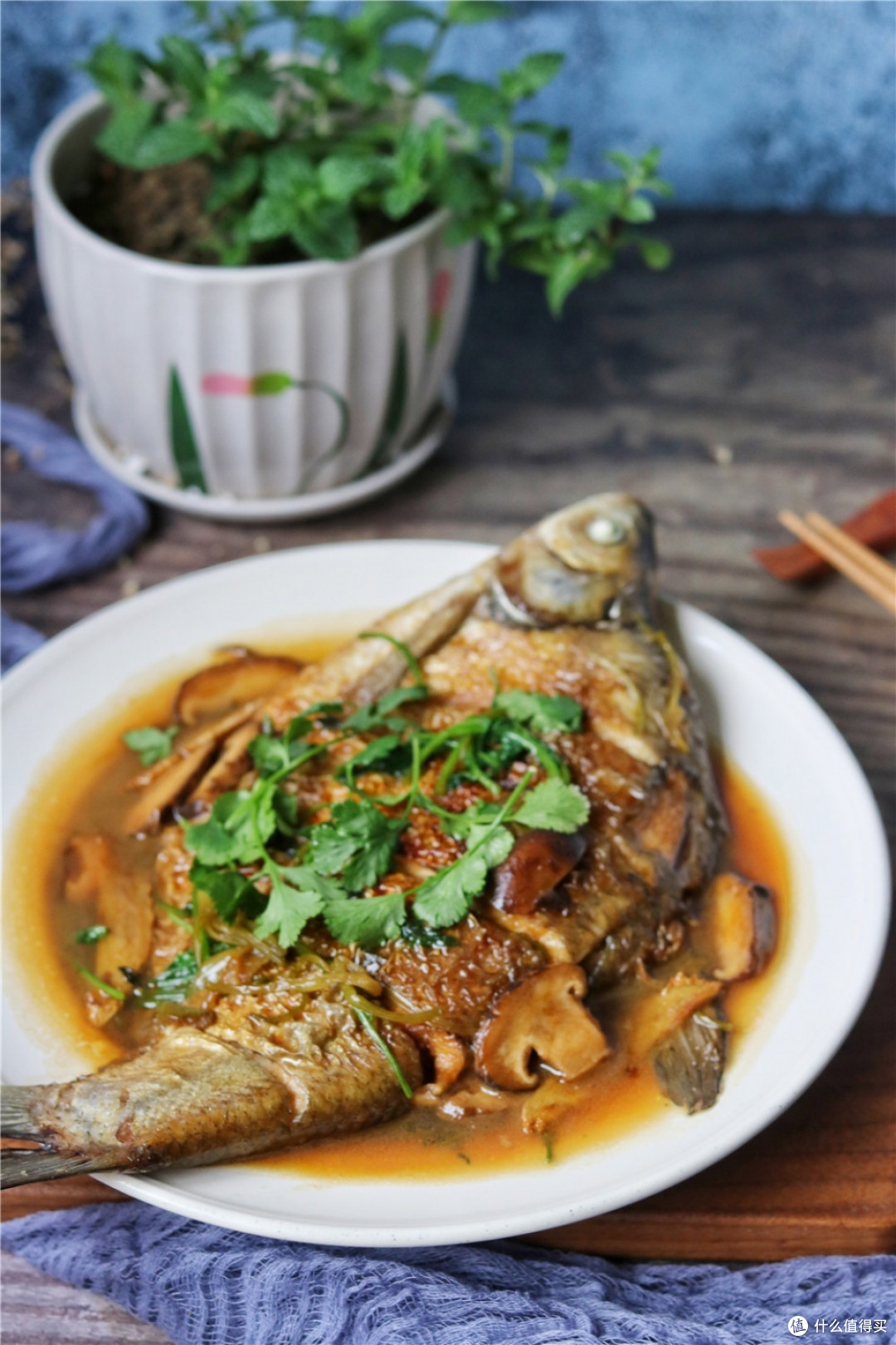 家庭版的红烧鱼,多加一种食材,香味浓郁,做法也简单