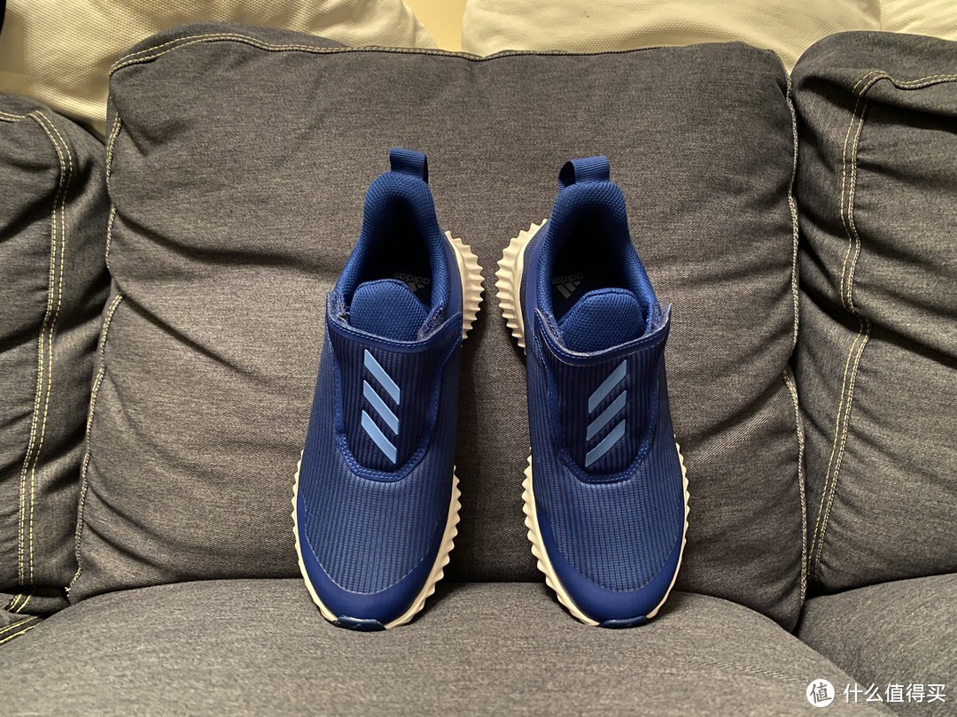 飞机魔术贴造型的adidas FortaRun童鞋