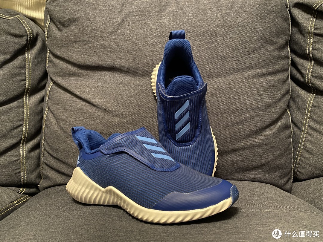 飞机魔术贴造型的adidas FortaRun童鞋