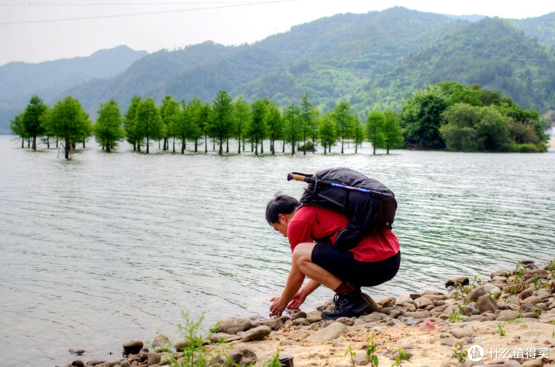 春季户外旅游徒步登山，应该准备哪些基础的装备？