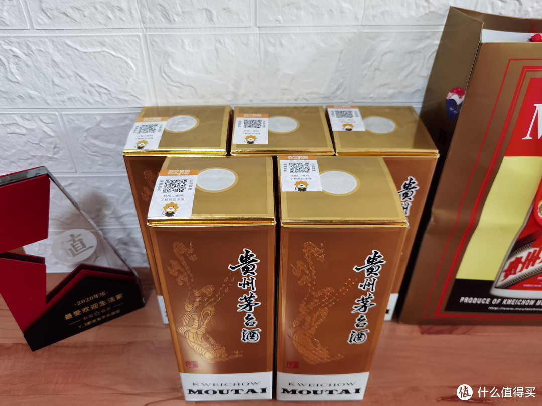 买家具，“送”茅台：20平的小客厅电视是挂还是摆？还真得研究研究。