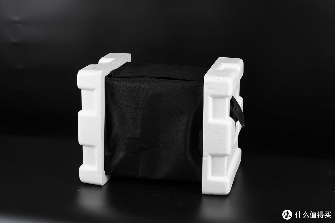 内部包装也不含糊，黑色绒布袋加白色泡沫包装显得稳重上档次。