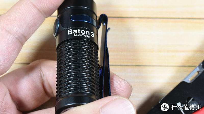 它跟你印象中的手电有点不同-OLIGHT BATON3