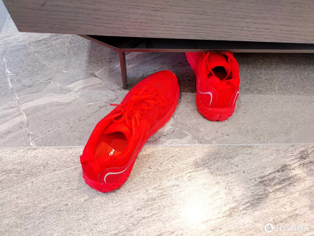 咕咚10K Pro，穿上就不想脱下来的智能红色跑鞋