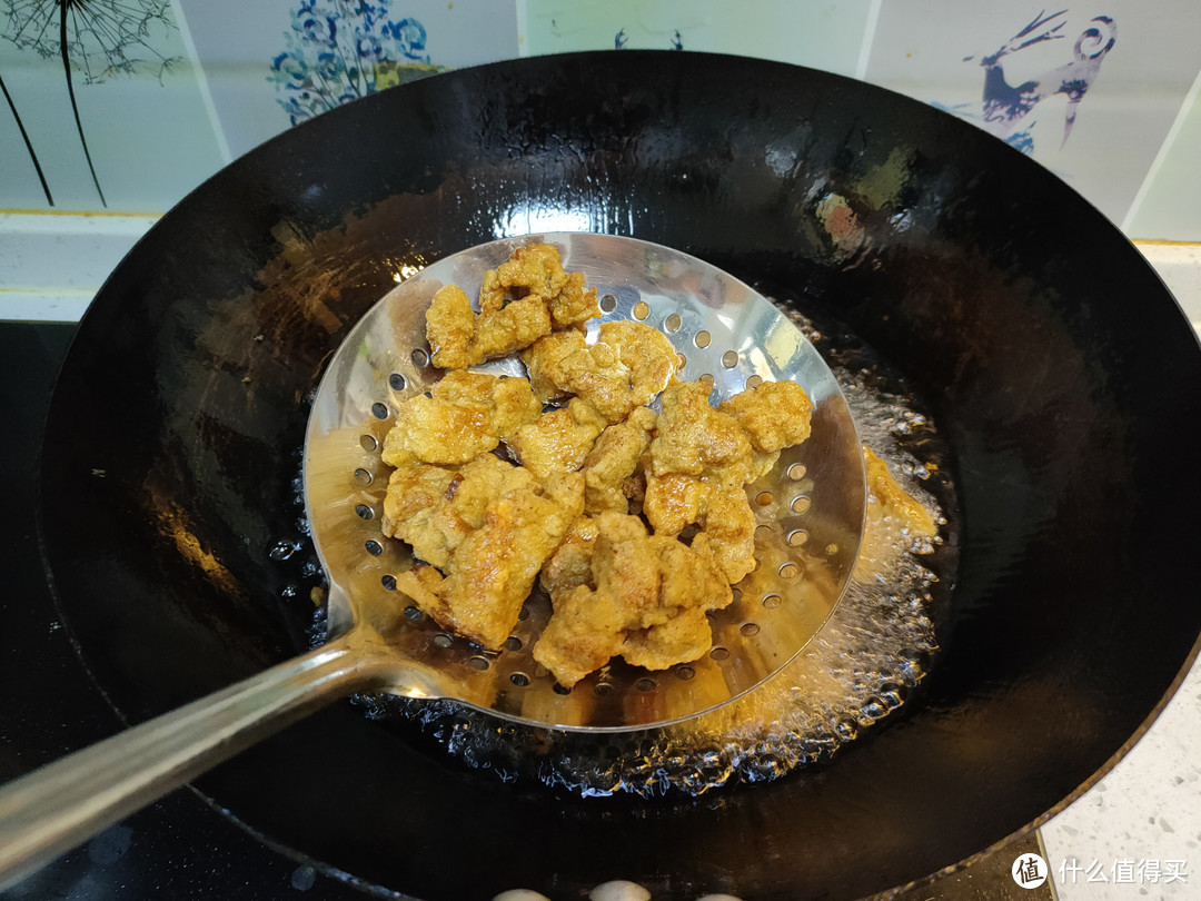 炸好的酥肉可以直接食用,口感香酥脆;用來涮鍋,燴菜也非常美味,口感軟