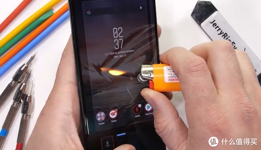 腾讯ROG游戏手机5暴力测试耐用性：屏幕不太耐刮、火烧不留烧斑、机身抗弯折优秀
