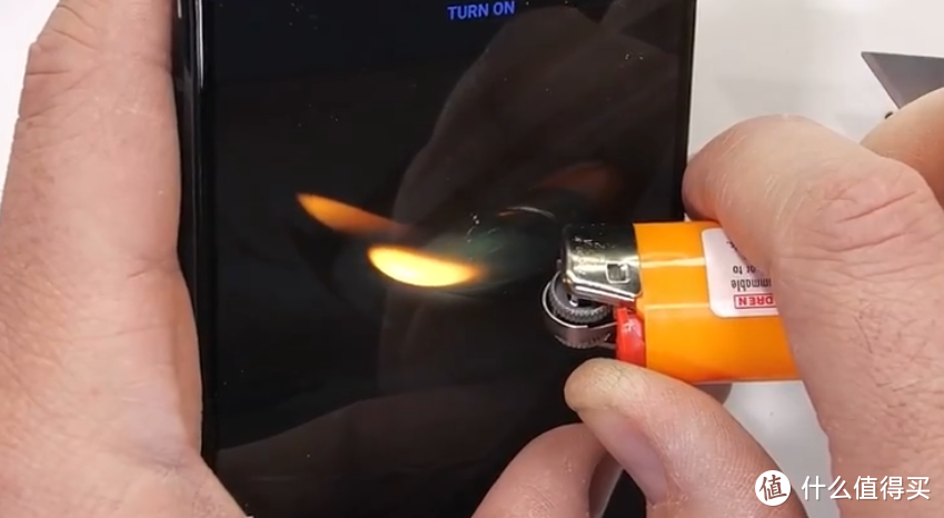 腾讯ROG游戏手机5暴力测试耐用性：屏幕不太耐刮、火烧不留烧斑、机身抗弯折优秀