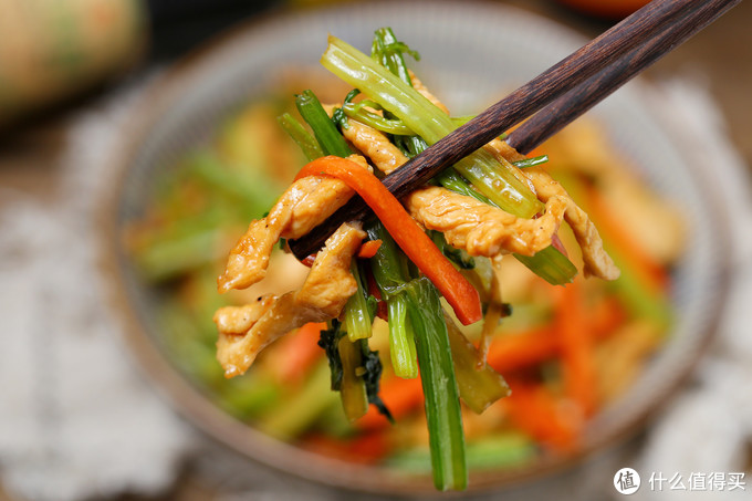 一块鸡胸一把芹菜，锅里简单一炒，清脆爽口热量低，适合春季食用