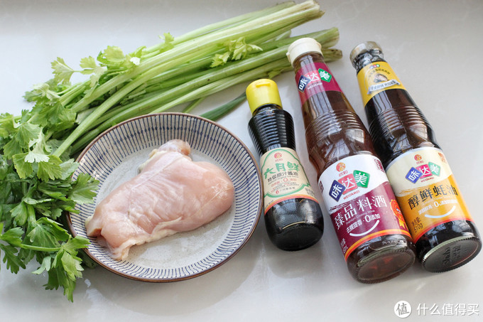 一块鸡胸一把芹菜，锅里简单一炒，清脆爽口热量低，适合春季食用