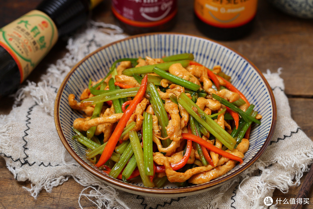 一块鸡胸一把芹菜，锅里简单一炒，清脆爽口热量低，适合春季食用