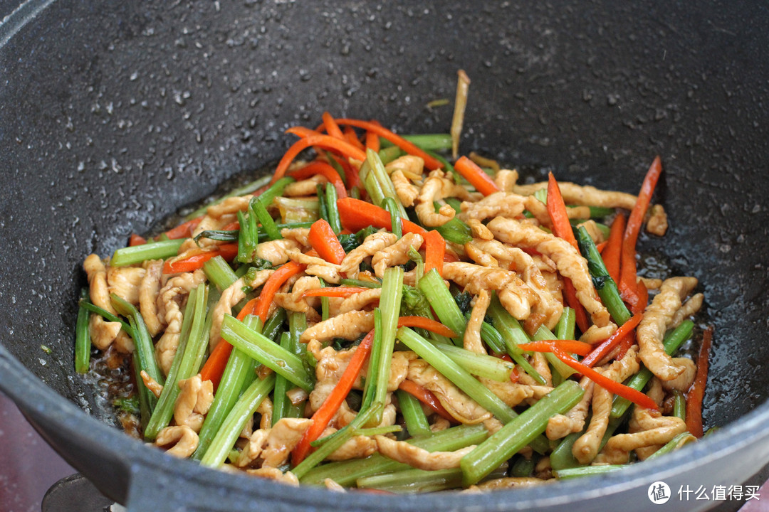 一块鸡胸一把芹菜，锅里简单一炒，清脆爽口热量低，适合春季食用